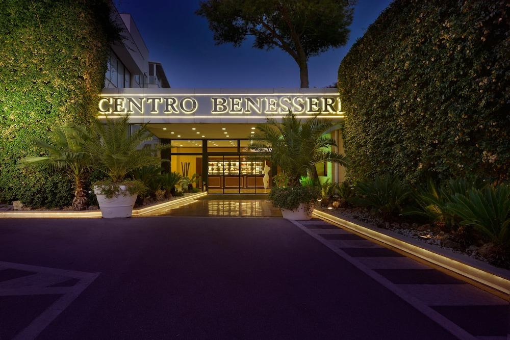 Ariston Hotel 4*